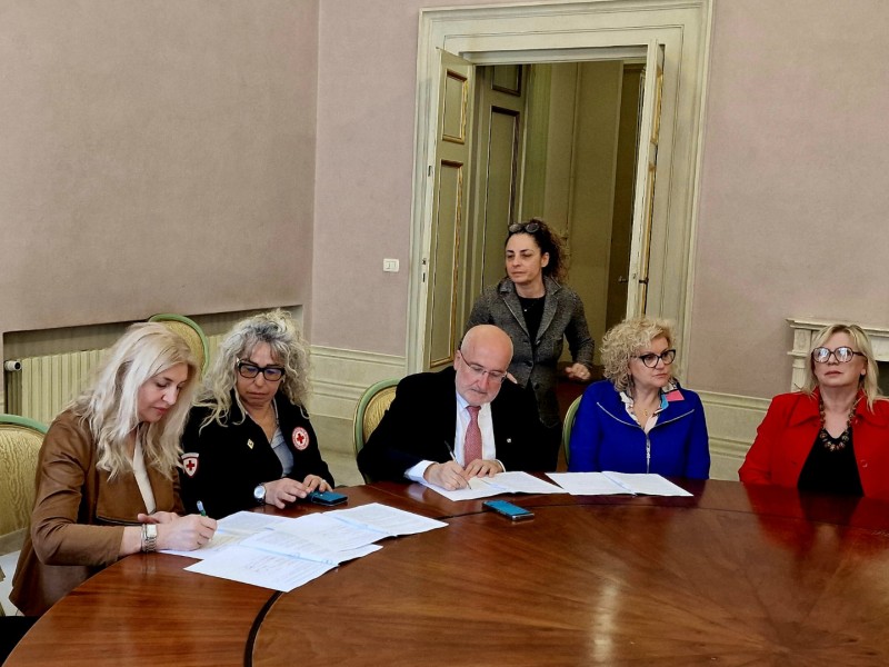 Anche la Fondazione Banca del Monte di Lucca firma il protocollo per il progetto della estetista oncologica